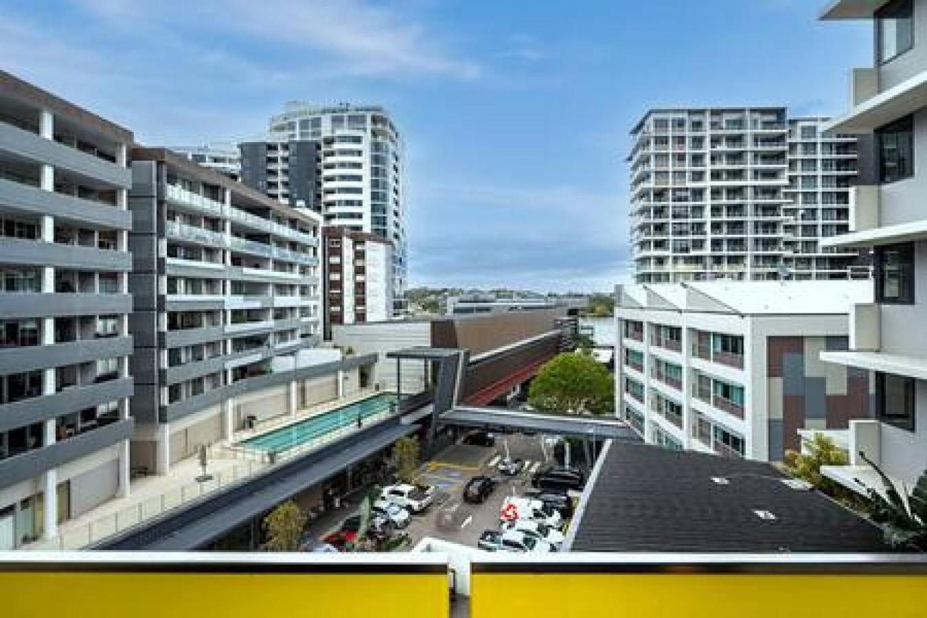 54q Abnb-style Opposite Lush Park Playground, Portside 2br Fpkg Holiday home *