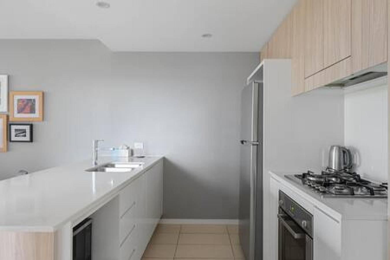 54q Abnb-style Opposite Lush Park Playground, Portside 2br Fpkg Holiday home *