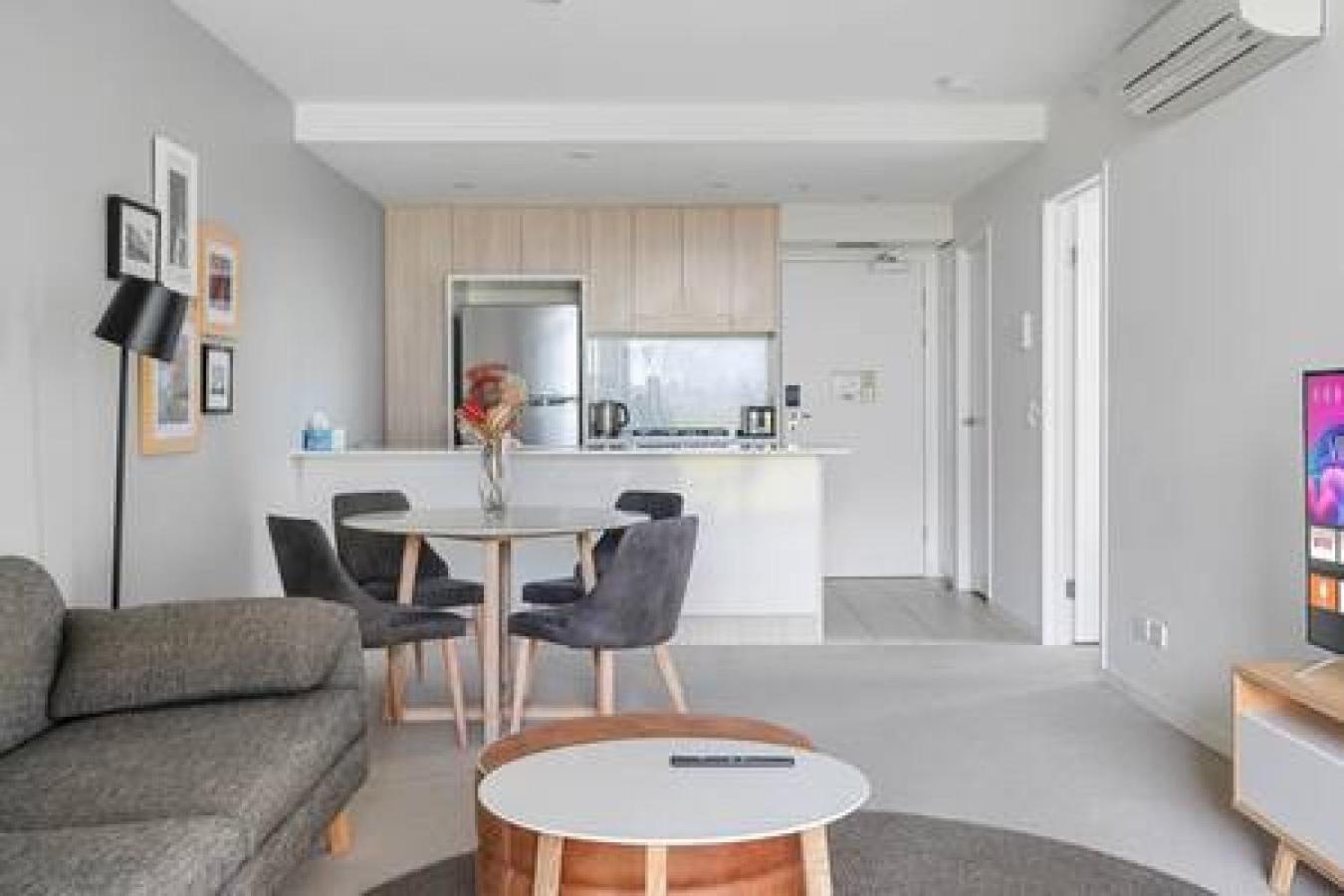 Holiday home 54q Abnb-style Opposite Lush Park Playground, Portside 2br Fpkg