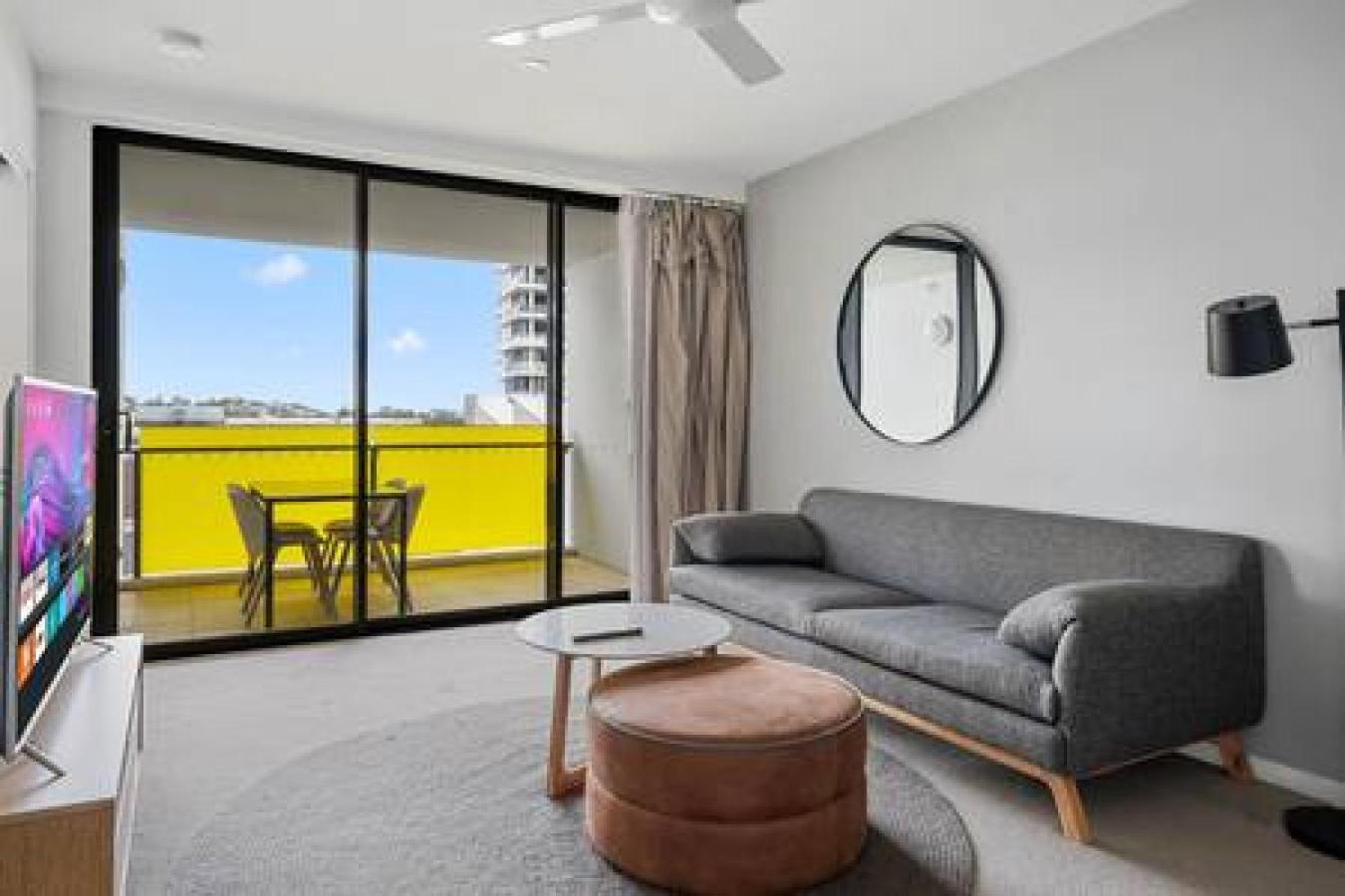 Holiday home 54q Abnb-style Opposite Lush Park Playground, Portside 2br Fpkg *