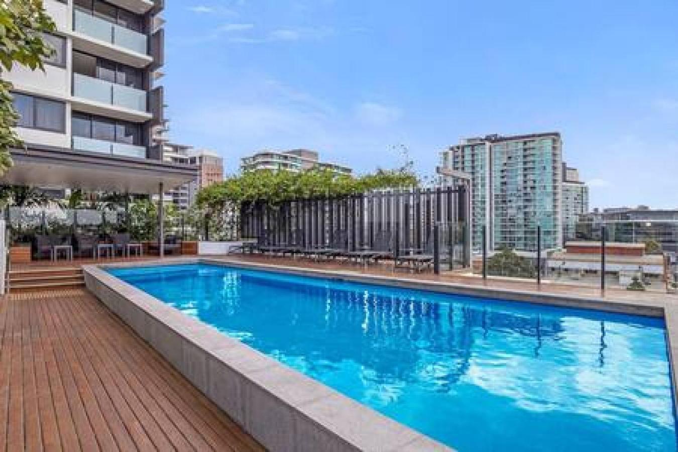 54q Abnb-style Opposite Lush Park Playground, Portside 2br Fpkg Holiday home *